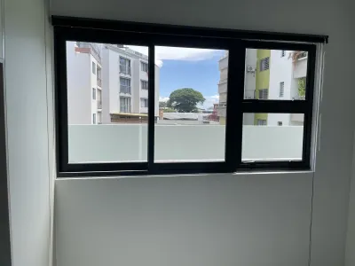 Vitrage équipé d'un film solaire dans un appartement