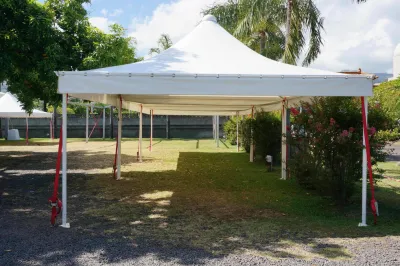 Pagode blanche montée dans un jardin pour une réception