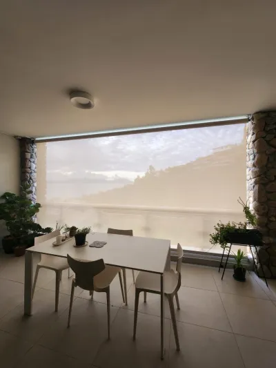 Store screen déroulé sur une terrasse panoramique