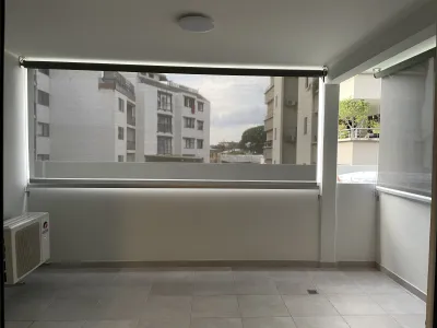 Store intérieur sur mesure dans un appartement — vue 2