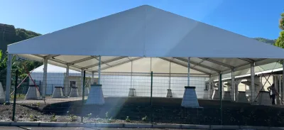 Grande structure aluminium sur plots de lestage, vue de face