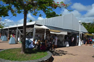 Grandes structures montées pour un salon d'exposition à Papeete