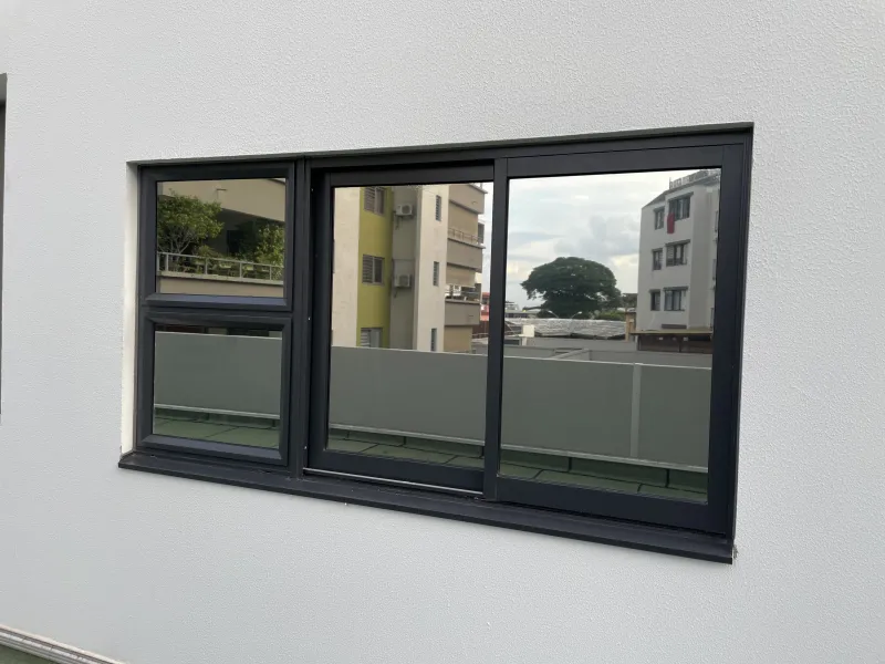 Store — Appartement neuf — cuisine, placards, stores et films solaires