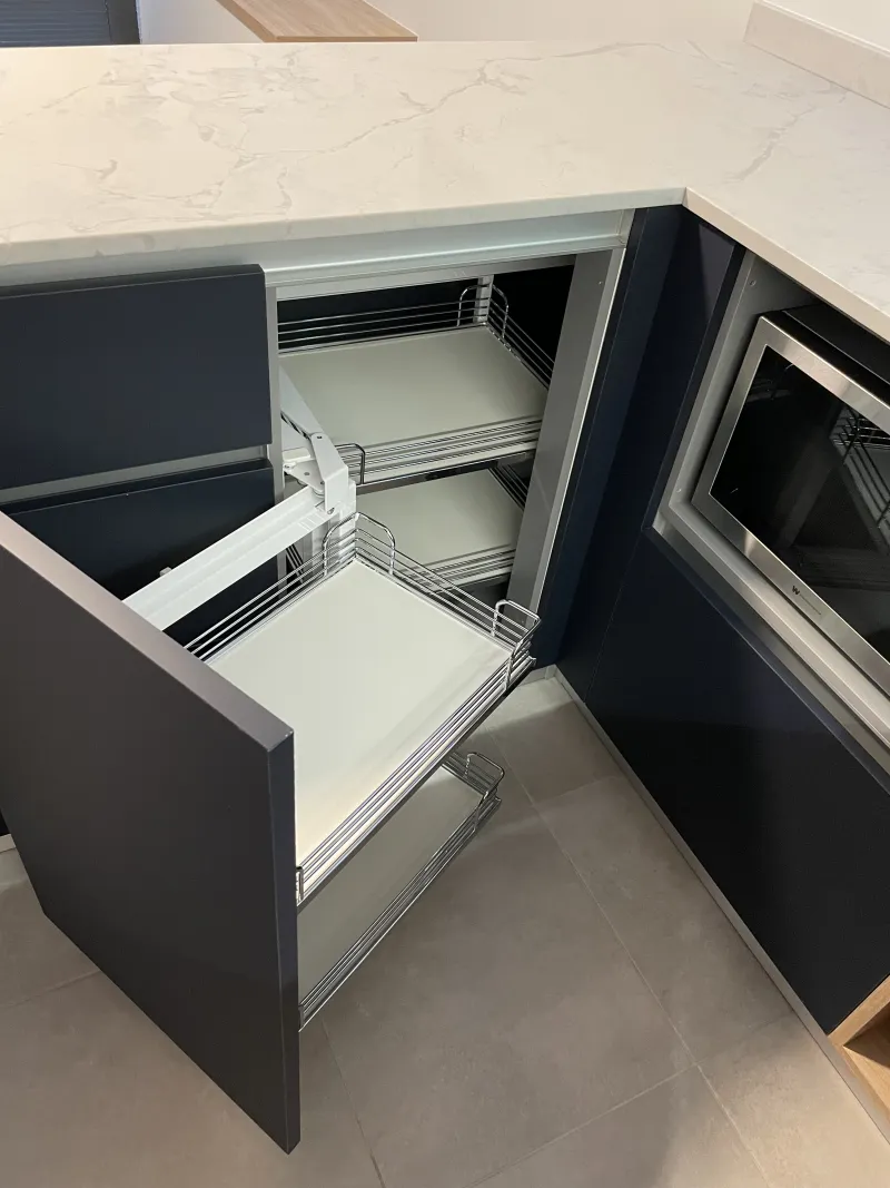 Cuisine — Appartement neuf — cuisine, placards, stores et films solaires