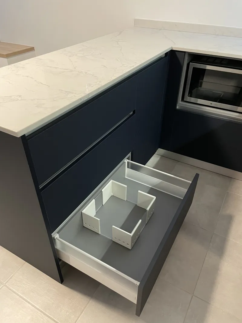Cuisine — Appartement neuf — cuisine, placards, stores et films solaires