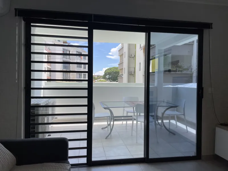 Films — Appartement neuf — cuisine, placards, stores et films solaires