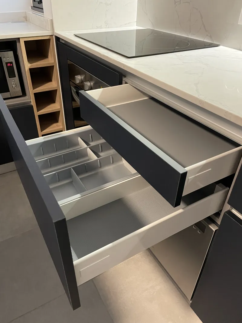 Cuisine — Appartement neuf — cuisine, placards, stores et films solaires