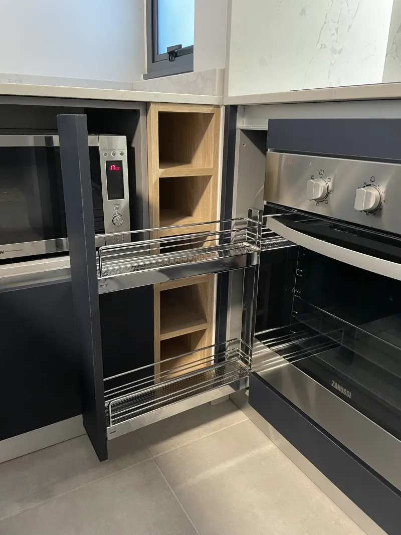 Cuisine — Appartement neuf — cuisine, placards, stores et films solaires