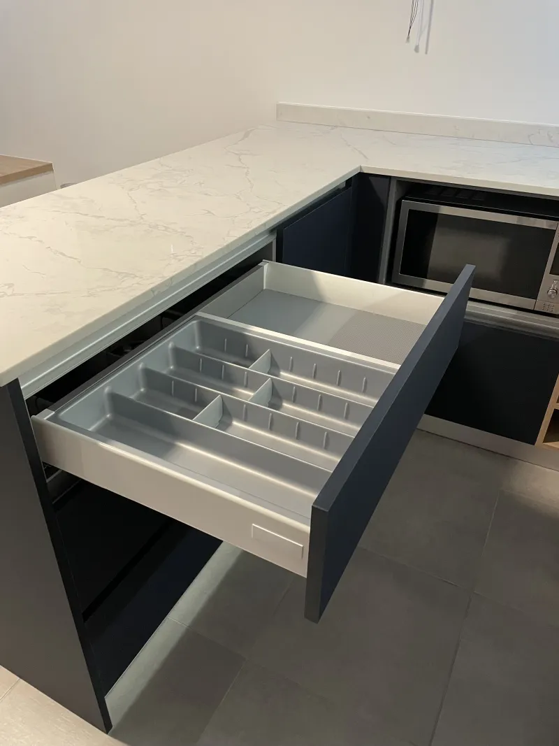 Cuisine — Appartement neuf — cuisine, placards, stores et films solaires