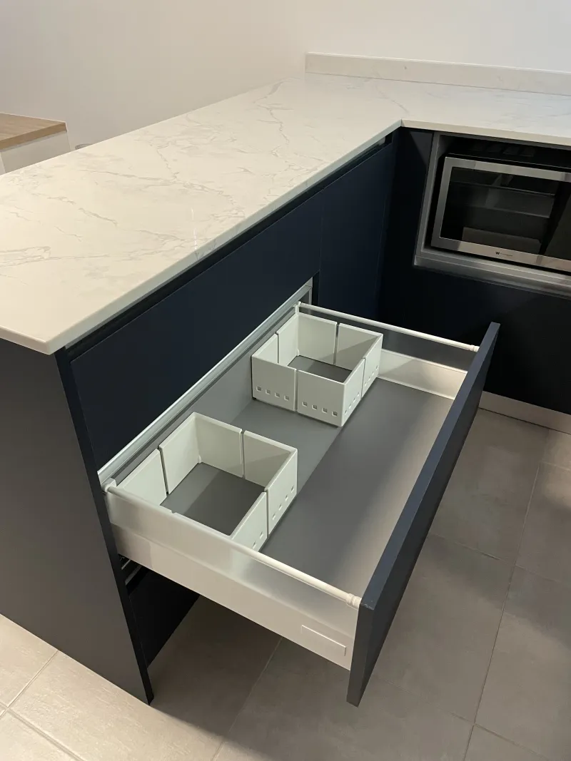 Cuisine — Appartement neuf — cuisine, placards, stores et films solaires