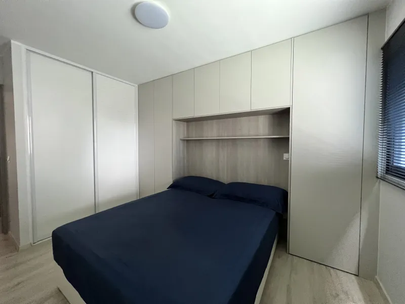 Chambre — Appartement neuf — cuisine, placards, stores et films solaires