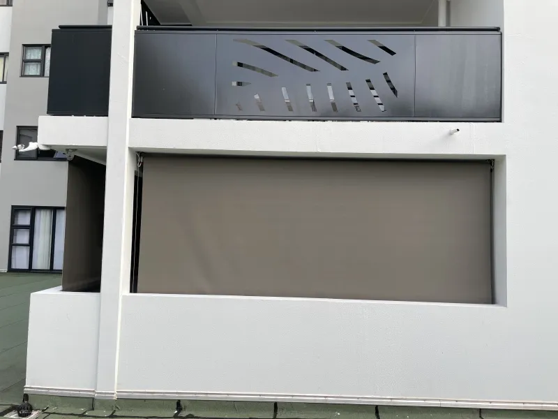 Store — Appartement neuf — cuisine, placards, stores et films solaires