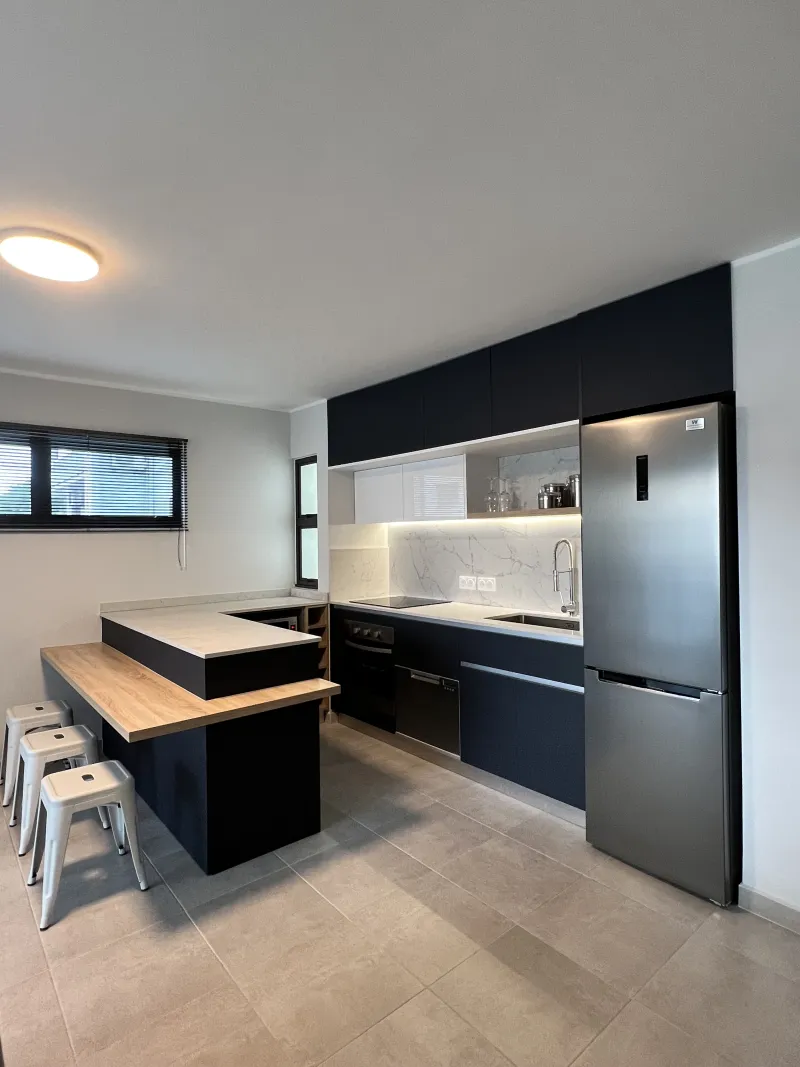 Cuisine — Appartement neuf — cuisine, placards, stores et films solaires