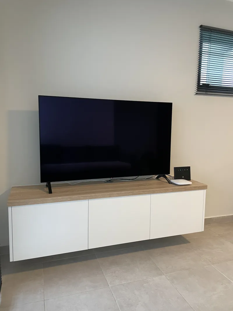 Meuble TV — Appartement neuf — cuisine, placards, stores et films solaires