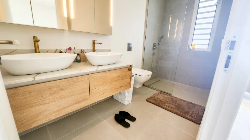 Salle de bain — Appartement en résidence — aménagement complet