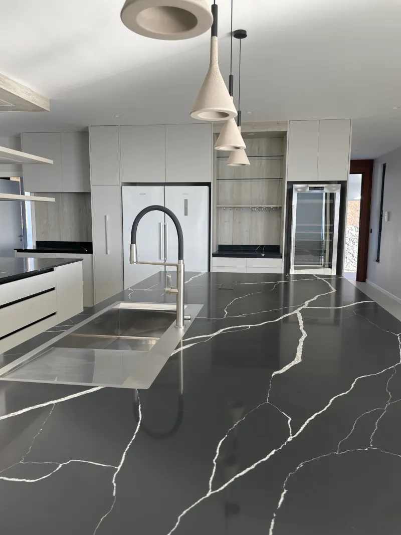 Cuisine — Villa contemporaine — Full Home, de la cuisine aux screens