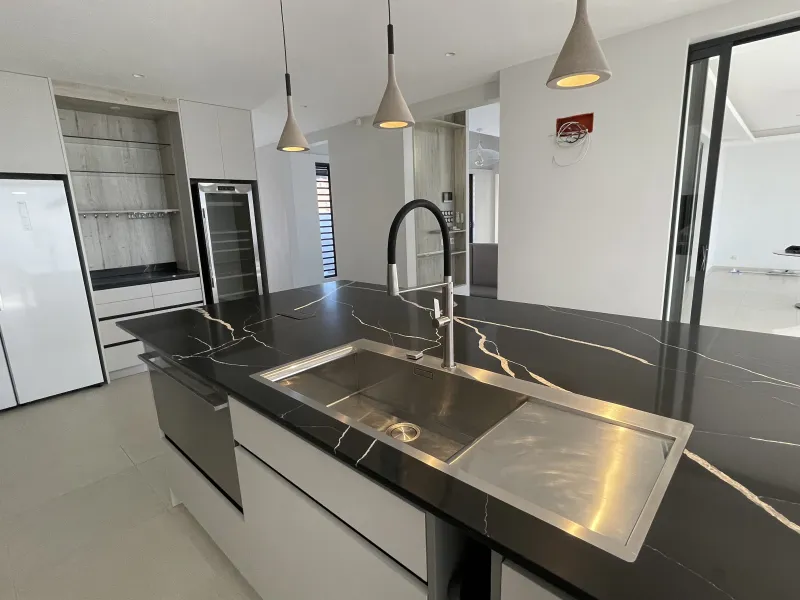 Cuisine — Villa contemporaine — Full Home, de la cuisine aux screens