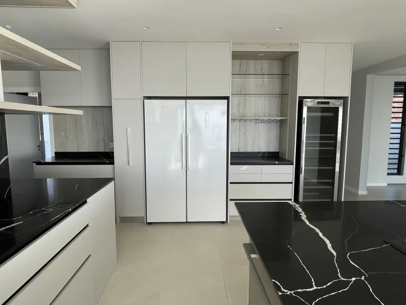 Cuisine — Villa contemporaine — Full Home, de la cuisine aux screens